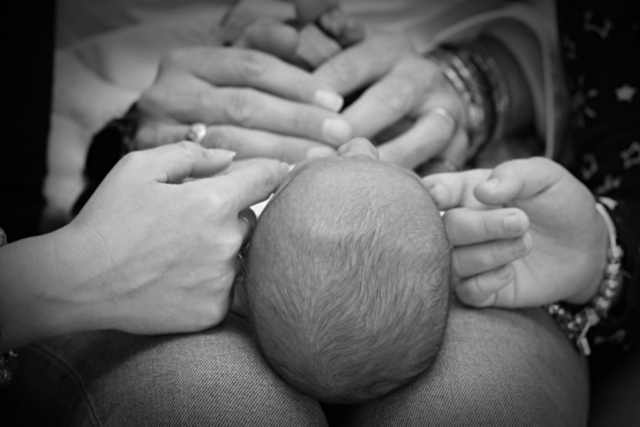 main papa, maman et sœur avec tête de bébé
