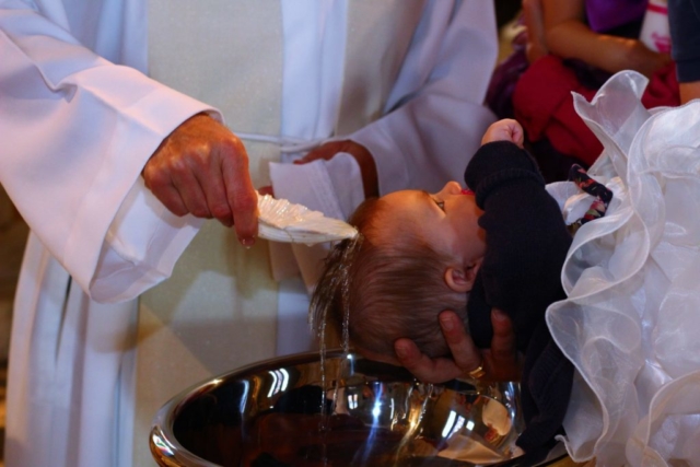 Baptême par effusion à  l'église