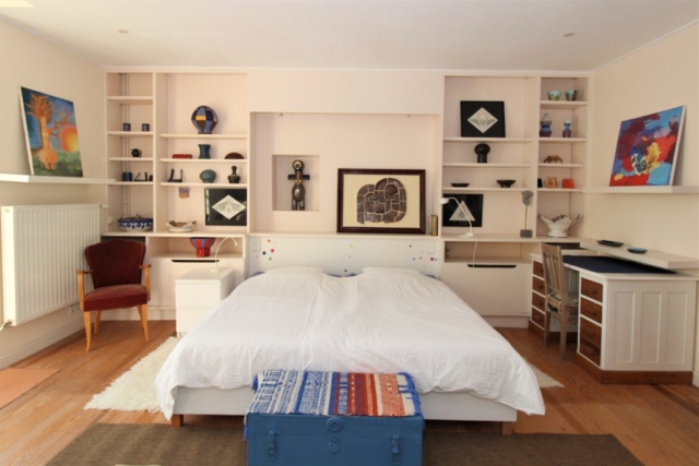 immobilier, chambre avec étagère incrusté pour la tête de lit avec décoration céramique