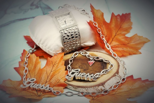 "Guess" montre, ensemble collier et bracelet sur fond d'automne